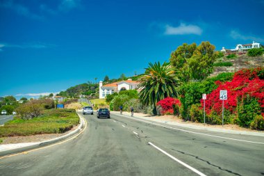 Rancho Palos Verdes, CA - 1 Ağustos 2017: Güneşli bir günde güzel bir kıyı şeridi.