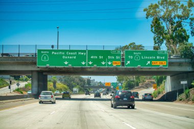 Santa Monica, CA - 1 Ağustos 2017: San Francisco yolu ve trafik.