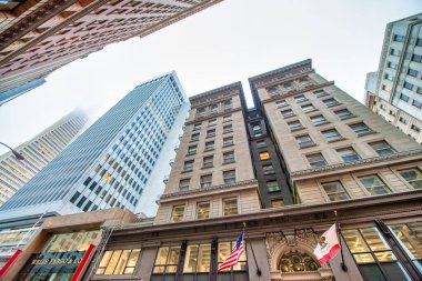 San Francisco, CA - 5 Ağustos 2017: Sisli bir günde şehrin sokakları ve binaları.