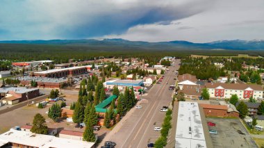 Batı Yellowstone, Montana - 10 Temmuz 2019: Şehir binalarının ve sokakların hava manzarası.