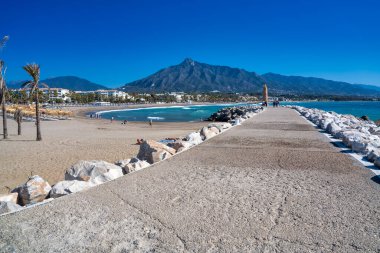 Marbella 'daki güzel Puerto Banus plajı güneşli bir günde, Endülüs.