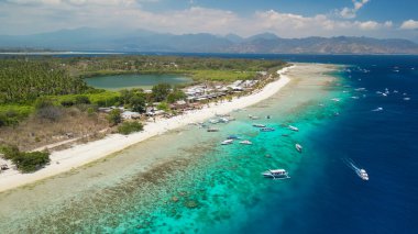 Güneşli bir günde, Endonezya 'nın Gili Meno kıyı şeridinin inanılmaz hava manzarası.
