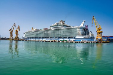 Cadiz, İspanya - 8 Nisan 2023: Güneşli bir günde şehir limanında bir yolcu gemisi.