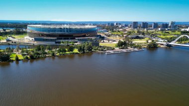 Perth, Avustralya 'daki Optus Stadyumu ve Swan Nehri' nin havadan görünüşü