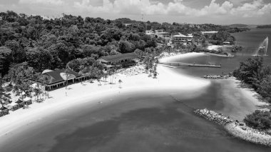 Sentosa Sahili, Singapur. Güneşli bir günde sahil ve kıyı manzarası.