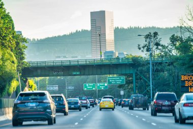 Portland, OR - 20 Ağustos 2017: Şehir merkezine araba trafiği.