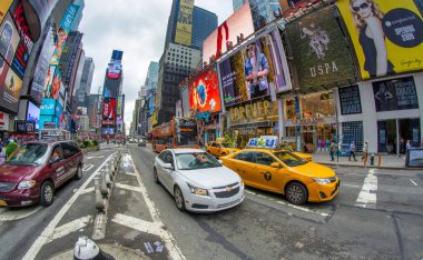 New York - Haziran 2013: Times Meydanı ünlü bir turistik merkezdir.