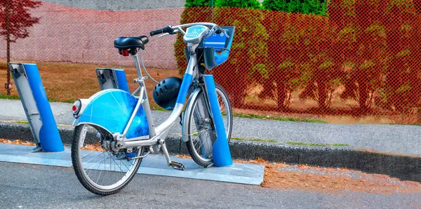 Современный Велосипед Припаркованный Городе — стоковое фото