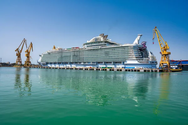 Cádiz Španělsko Dubna 2023 Plavební Loď Městském Přístavu Slunečného Dne — Stock fotografie