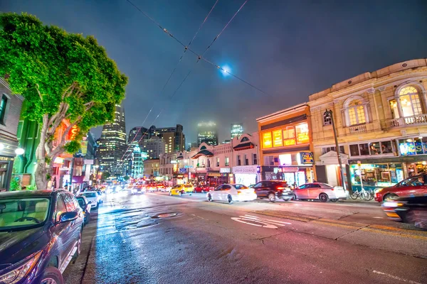 美国旧金山 2017年8月4日 城市街道和夜晚建筑 — 图库照片