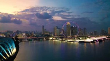 Singapur ve Marina Körfezi gökdelenleri. İHA 'dan gece hava görüntüsü.
