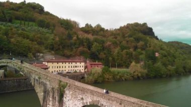 Devils Bridge-Ponte della Maddalena 'nın yukarıdan görünüşü, Lucca kasabası yakınlarındaki Serchio Nehri' ni geçen bir köprüdür..