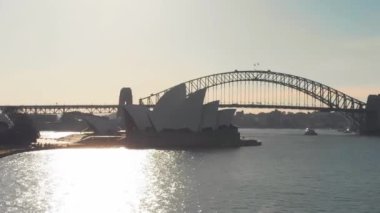 Sydney Harbour Köprüsü arka ışıklandırması, güzel bir yaz sabahı hava manzarası, NSW, Avustralya.