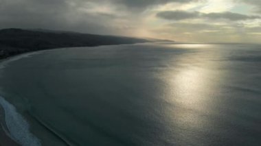 Okyanus manzaralı gün batımı, insansız hava aracı bakış açısı.