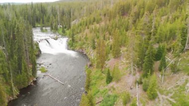 Ulusal Park 'taki Yellowstone Nehri' nin inanılmaz hava manzarası..