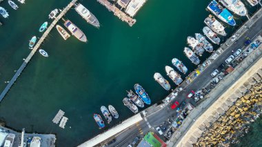 Sanremo, İtalya. Güneşli bir öğleden sonra şehir limanı ve gökyüzü manzarası