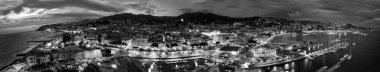 İtalya 'da, gece vakti Sanremo' nun hava manzarası. Liman ve şehir binaları.
