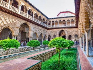 Sevilla, İspanya - 10 Nisan 2023: Turistler Sevilla 'nın Gerçek Alcazar' ını ziyaret etti.