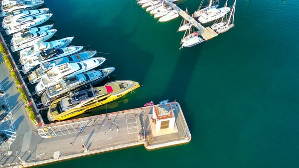 Sanremo, İtalya. Güneşli bir öğleden sonra şehir limanı ve gökyüzü manzarası