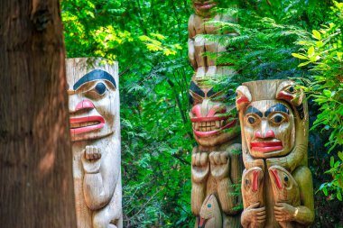 Kuzey Vancouver, Kanada - 11 Ağustos 2017: Capilano Köprü Parkı Totemleri.