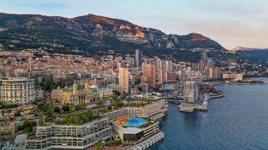 Montecarlo 'da. Gün batımında Monako 'nun gökyüzü manzarası.