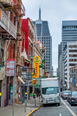 San Francisco, CA - 6 Ağustos 2017: Çin Mahallesi boyunca şehir sokakları ve binalar.