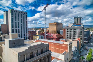 Adelaide, Avustralya - 15 Eylül 2018: Adelaide CBD 'de güneşli bir günde Rundle Mall. Rundle Mall, Güney Avustralya 'nın en büyük alışveriş merkezidir..