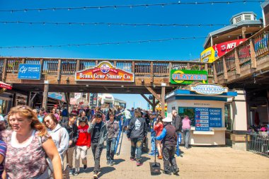 San Francisco, CA - 7 Ağustos 2017: Turistler 39. rıhtımda şehir hayatının tadını çıkarıyorlar.
