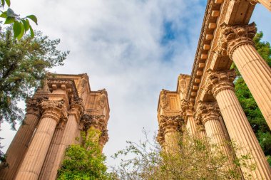 San Francisco, CA - 5 Ağustos 2017: Güneşli bir öğleden sonra Güzel Sanatlar Sarayı.