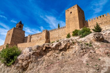 Endülüs 'ün Antequera kasabası. Eski şehir evleri ve güzel güneşli bir günde Alcazaba.