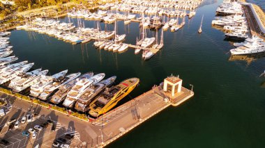 Sanremo, İtalya. Güneşli bir öğleden sonra şehir limanı ve gökyüzü manzarası