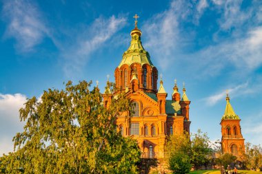 Helsinki, Finlandiya - 3 Temmuz 2017: Güneşli bir günde Uspenski Katedrali.