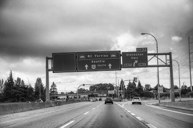 Vancouver, Kanada - 13 Ağustos 2017: Vancouver yolu trafik ışıklarıyla.