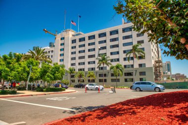 San Diego - 30 Temmuz 2017: Güneşli bir günde liman boyunca sokaklar ve binalar.