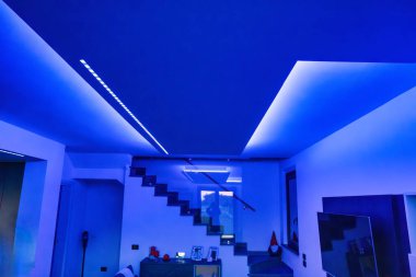 Renkli ışıklar modern bir meyhaneyi ışık oyunlarıyla aydınlatıyor..