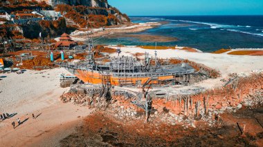 Bali, Endonezya 'daki Melasti Ungasan Sahili ve Batık Gemi manzarası