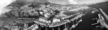 Sanremo, İtalya. Güneşli bir öğleden sonra şehir limanı ve gökyüzü manzarası