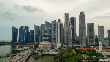 Bulutlu bir günde Marina Körfezi bölgesinin Singapur hava görüntüsü.