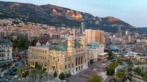 Montecarlo 'da. Gün batımında Monako 'nun gökyüzü manzarası.