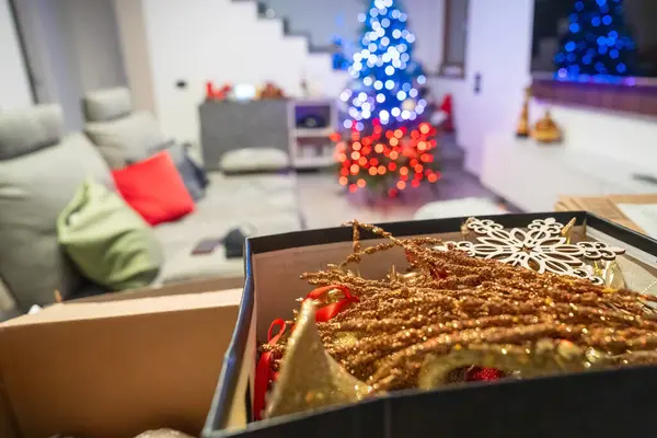 Zdobení Vánoční Stromeček Moderním Domě Barevnými Světly — Stock fotografie