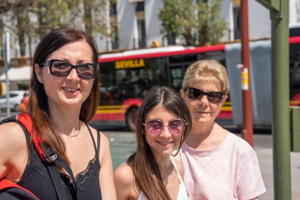 Eine Familie Von Touristinnen Unterschiedlichen Alters Sevilla Spanien — Stockfoto