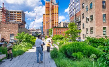 New York - Haziran 2013: High Line turistler için ünlü bir şehir merkezi..