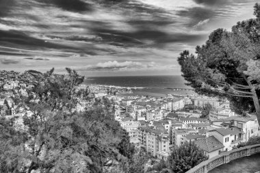 Bulutlu bir öğleden sonra, Sanremo, İtalya manzaralı bir teras..
