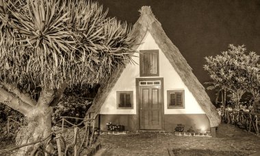 Madeira adasının gece manzarası geleneksel ev günbatımı köy manzarası, Portekiz. Santana Şehri.