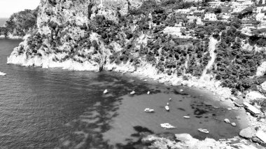 Marina Piccola, Capri 'de güzel bir sahil şeridi. İHA 'dan hava görüntüsü