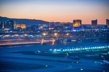 Güzel Las Vegas 'ın hava manzarası uçaktan gece gökyüzüne yükseliyor.