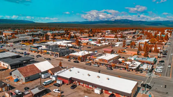 Batı Yellowstone, Montana. Şehir binalarının hava manzarası,