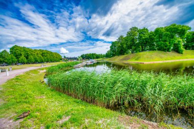 Parnu, Estonya - 6 Temmuz 2017: Güneşli bir yaz gününde Parnu şehir parkı.