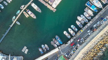 Sanremo, İtalya. Güneşli bir öğleden sonra şehir limanı ve gökyüzü manzarası