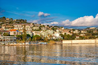 Sanremo, İtalya plajı ve binaları.